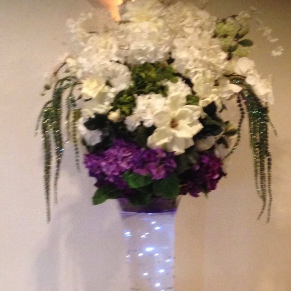 Glistening Romantic Burgundy Crop Jacket From Italy Designed by LIST - Picture 15 of 16